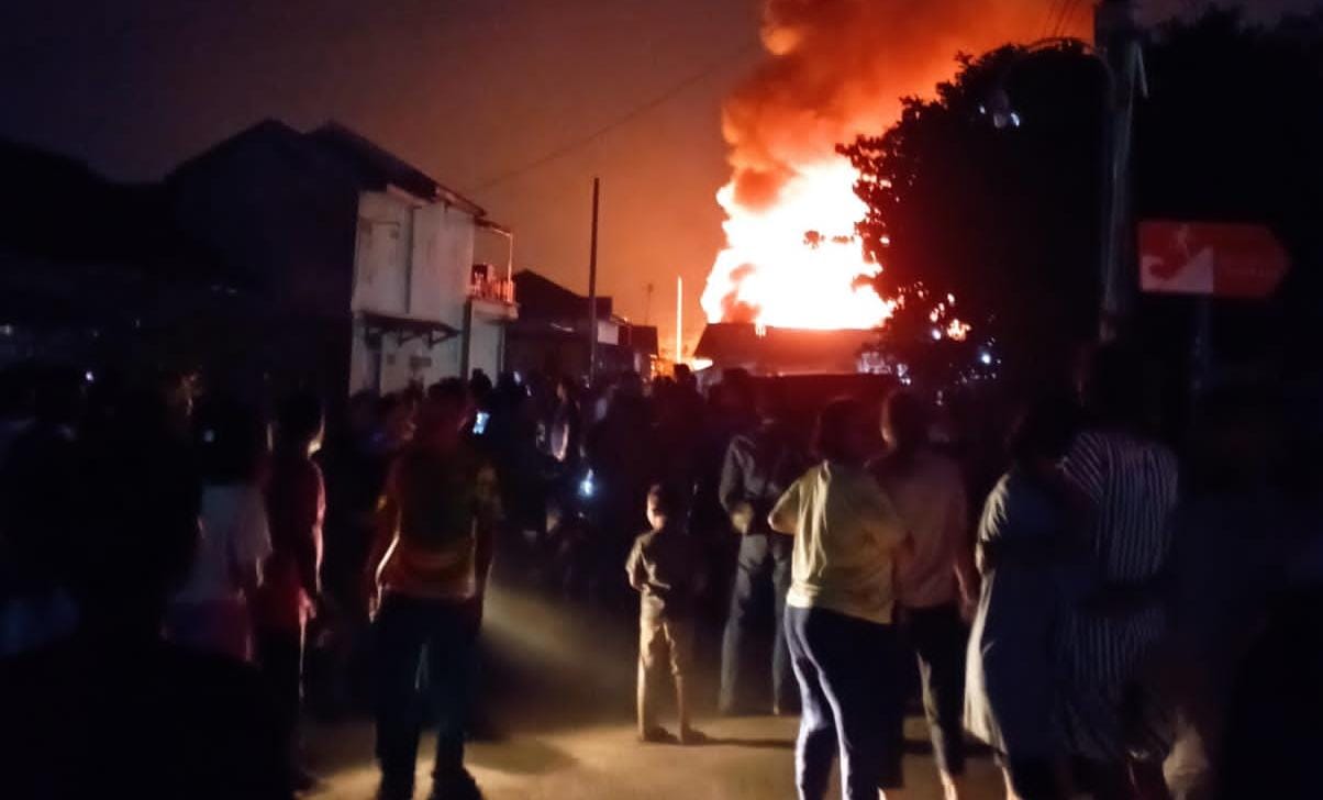 BREAKING NEWS: Bedengan di Kota Karang Raya Terbakar, Petugas Masih Padamkan Api