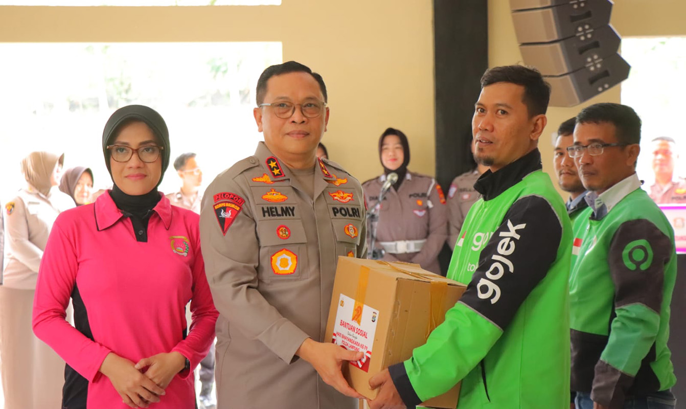 Hari Bhayangkara Ke-79, Polda Lampung Salurkan Ratusan Paket Sembako untuk Ojek Online