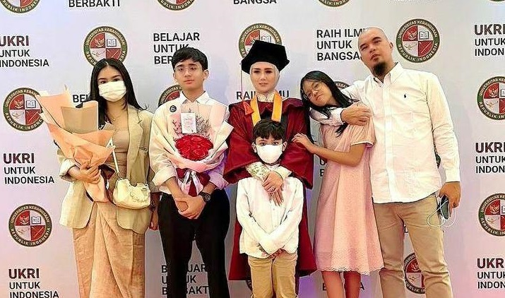 Lulus Sarjana, Mulan Jameela Nyanyikan Lagu Wonder Woman di Acara Wisudanya