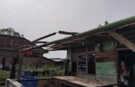 Angin Kencang Terjang Wilayah Menggala Tulang Bawang, Belasan Rumah Warga Rusak