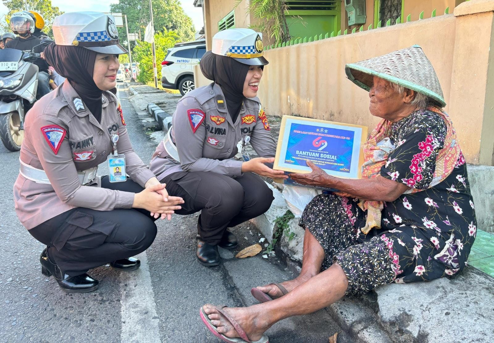 Hari Lalu Lintas Bhayangkara, Polantas Polresta Bandar Lampung Bagikan Sembako untuk Warga Kurang Mampu