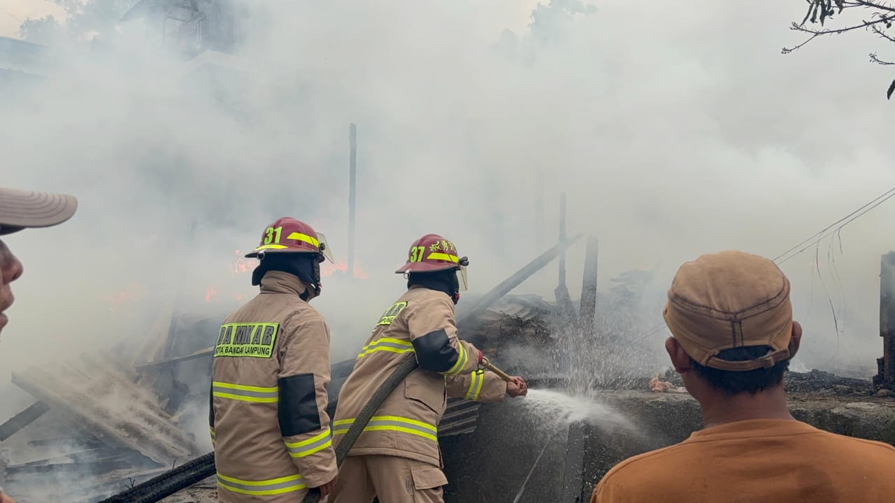 Korsleting HP Picu Kebakaran di Gang Marwan Atas, Dua Rumah Ludes