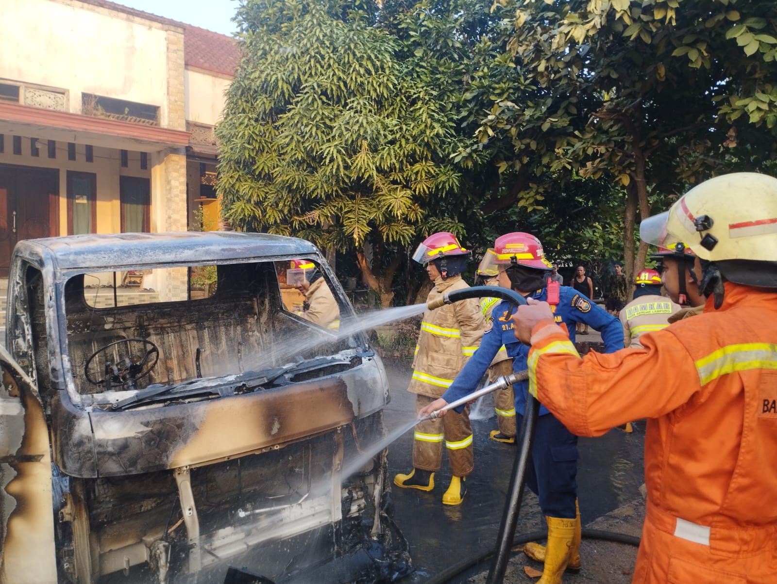 Mobil Pikup di Bandar Lampung Hangus Terbakar 