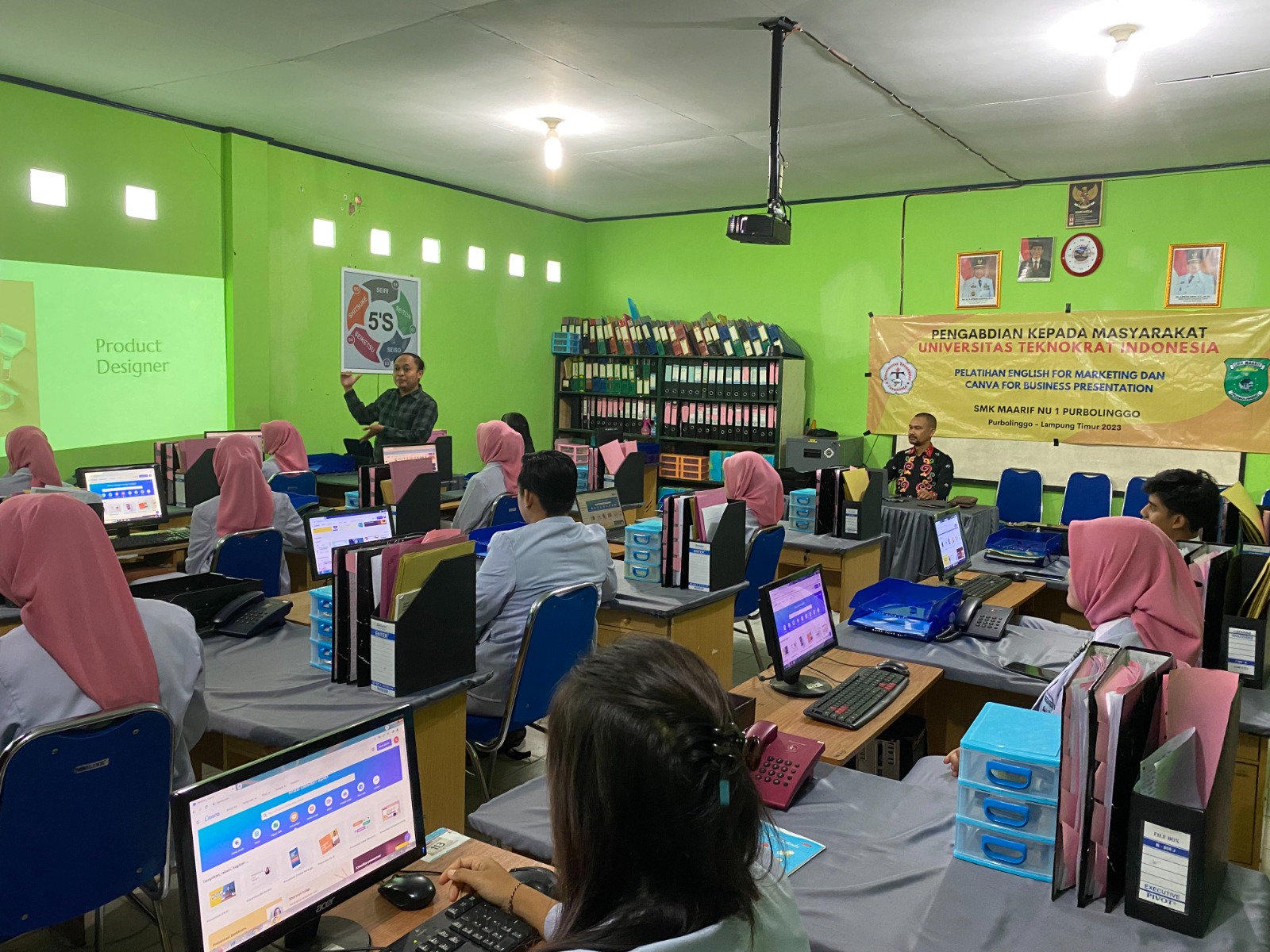 Program Studi Sastra Inggris Gelar Pelatihan Canva for Presentation di SMK Maarif NU 1 Purbolinggo