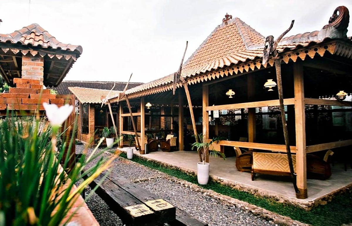 The Palms Cafe, Rekomendasi Cafe Hidden Gem di Bandar Lampung Dengan Suasana Kampung Halaman