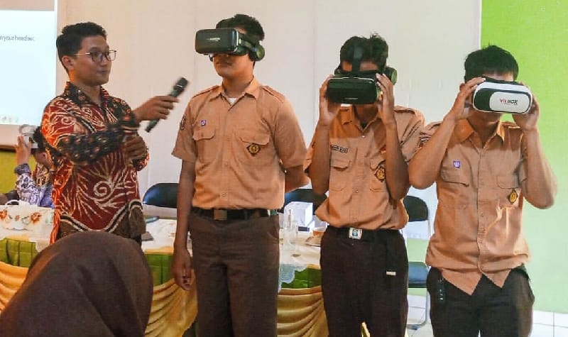 PKM Universitas Teknokrat Indonesia, Kenalkan Teknologi Metaverse untuk Siswa SMKN 3 Metro