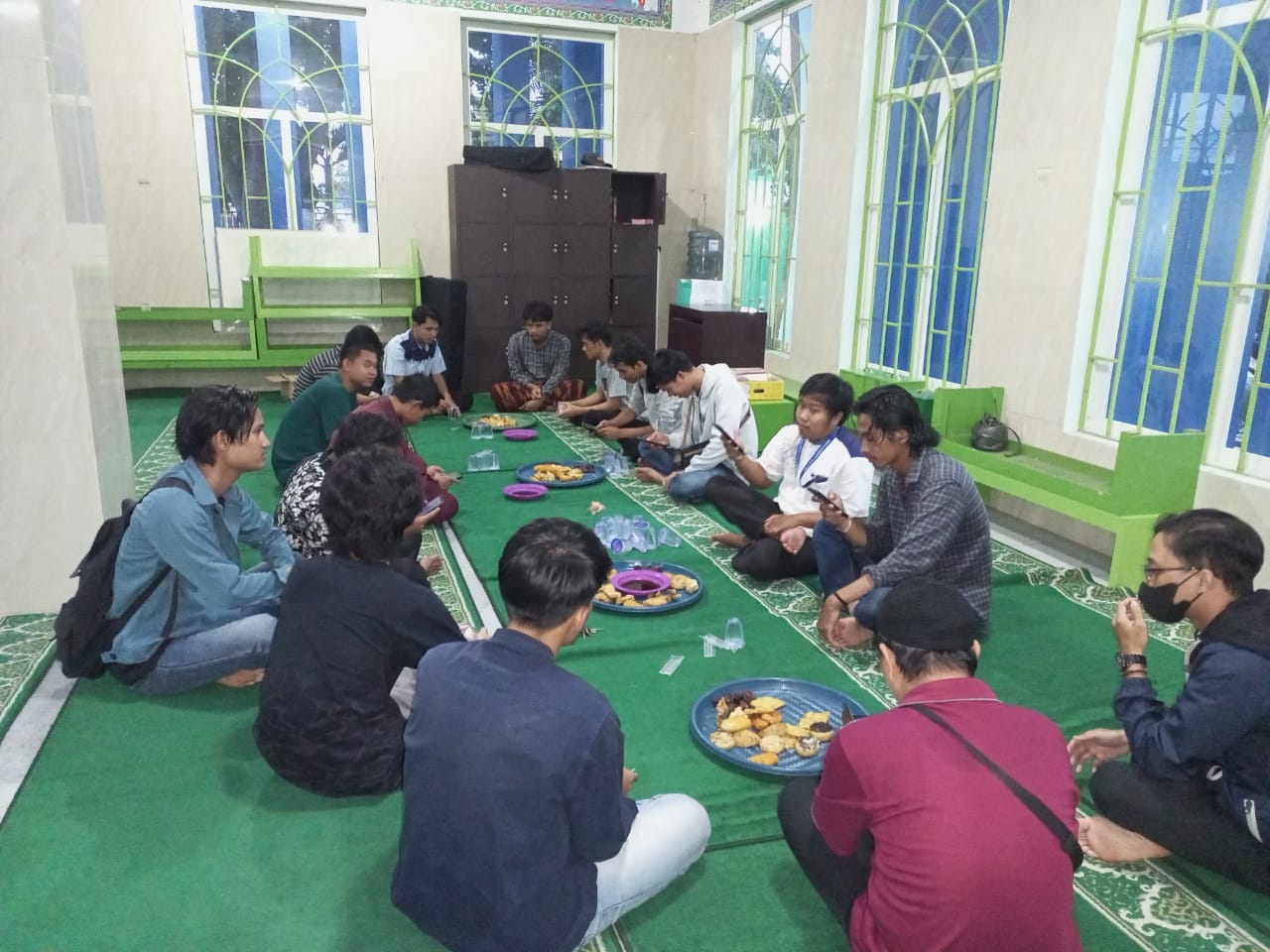 'Ramadhan Berbagi' Masjid Baitul Ilmi IIB Darmajaya Sediakan Takjil dan Makanan Berbuka Bagi Jemaah