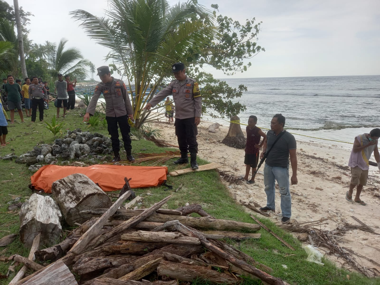 Berhasil Di Evakuasi, Ini Identitas Mayat yang Ditemukan di Perairan Pelabuhan Jaoh Way Batang