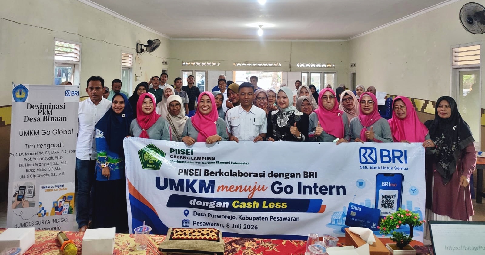 Tim PkM Dosen FEB Unila Latih UMKM Desa Purworejo Pesawaran Go Global Lewat Qris 