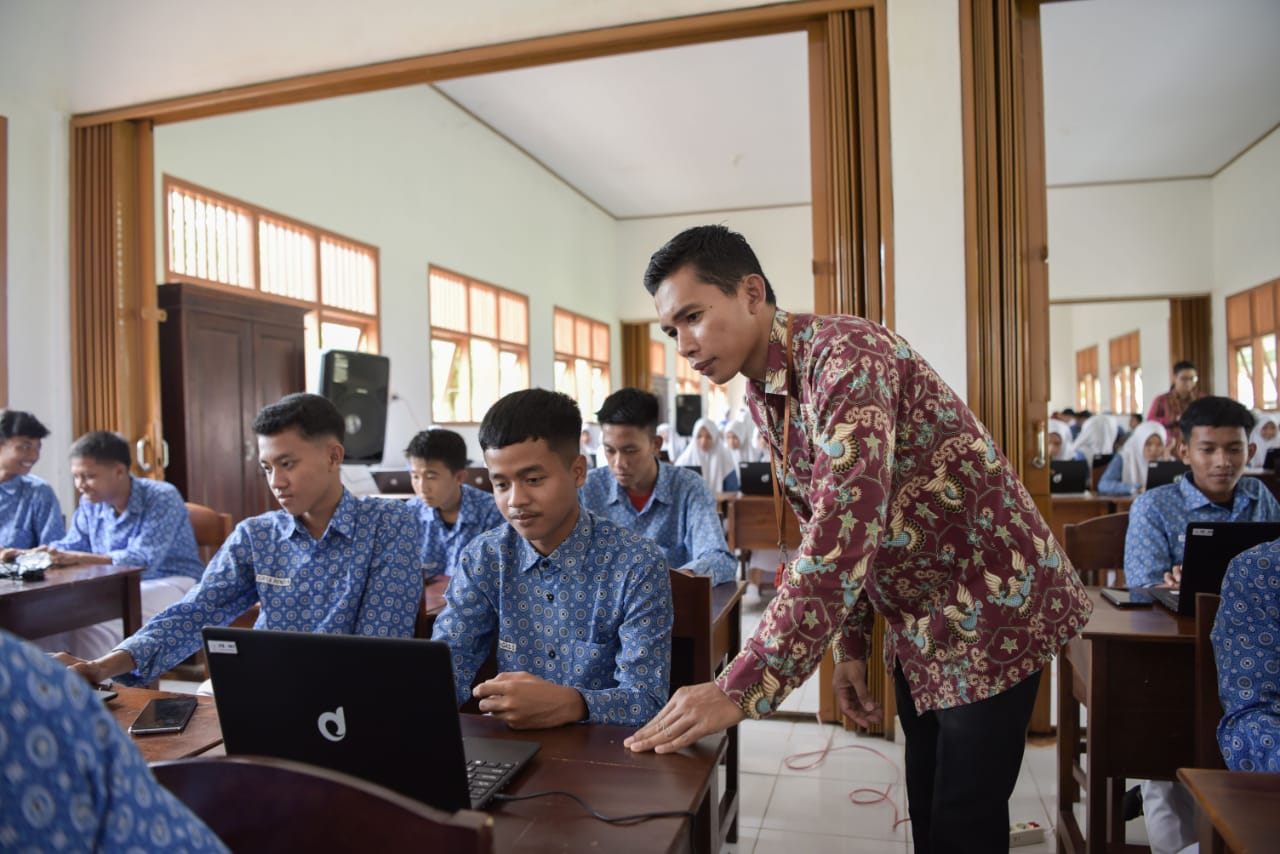 PKM Universitas Teknokrat Indonesia Kembangkan Game Edukasi di SMAN 2 Tulang Bawang Tengah