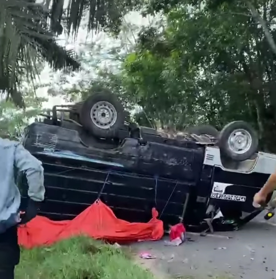 Lakalantas Tunggal, Mobil Pikap Terbalik di Jalintim Tulang Bawang Lampung