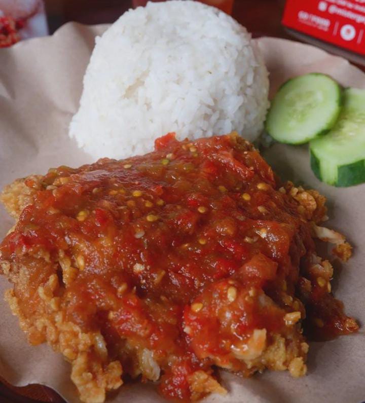 Pedas dan Bikin Nagih! Ini Rekomendasi Ayam Geprek Enak di Bandar Lampung