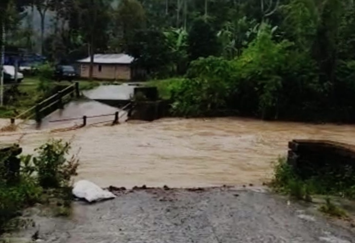 Jembatan di Lampung Barat Ambruk, Ratusan Warga Terisolir 
