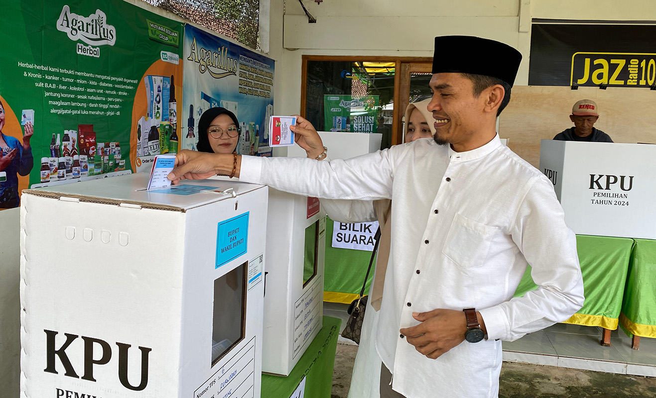 Cawabup Tanggamus Agus Suranto Berikan Hak Suara di TPS 6 Purwodadi Gisting 