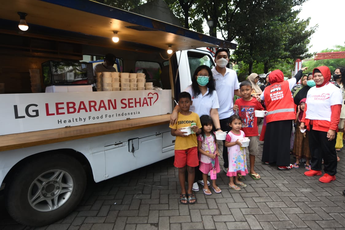 Masih Dalam Suasana Lebaran, LG Aksi Peduli Warga Sekitar 3 TPS di Surabaya