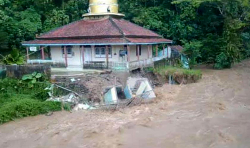 Banjir Bandang di Pesisir Barat, Masjid dan Rumah Terdampak 