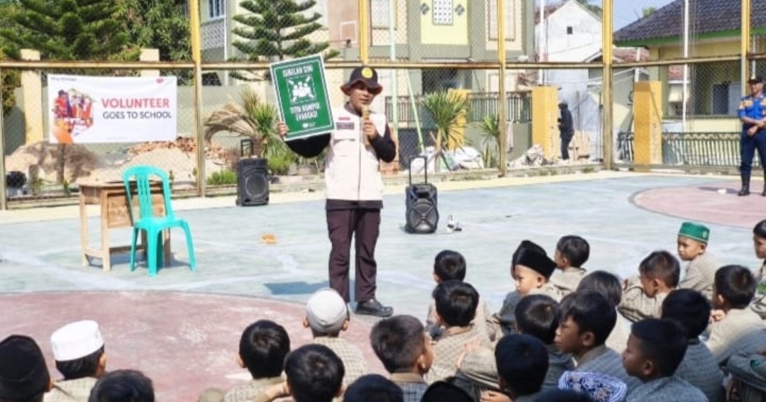 Pegawai BPBD Kabupaten Pringsewu Beri Simulasi Tanggap Bencana Bagi Siswa SDIT Ar Rahman Jatimulyo Lamsel