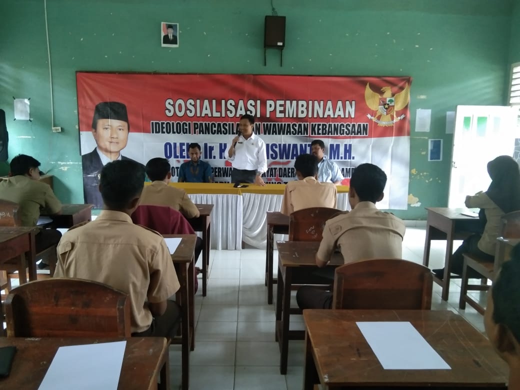 Anggota Komisi IV DPRD Lampung Tanamkan Nilai Kebangsaan dan Pancasila ke Siswa SMK Karya Wiyata
