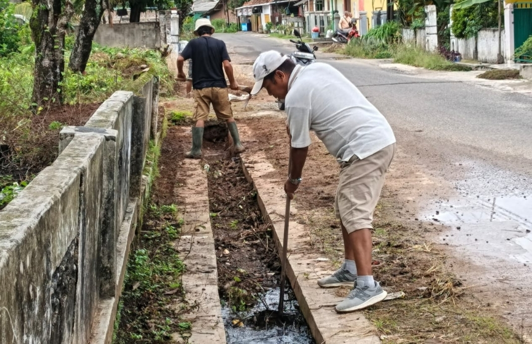 Cegah DBD Di Musim Hujan, Warga Metro Kerja Bakti Bersihkan Gorong Gorong