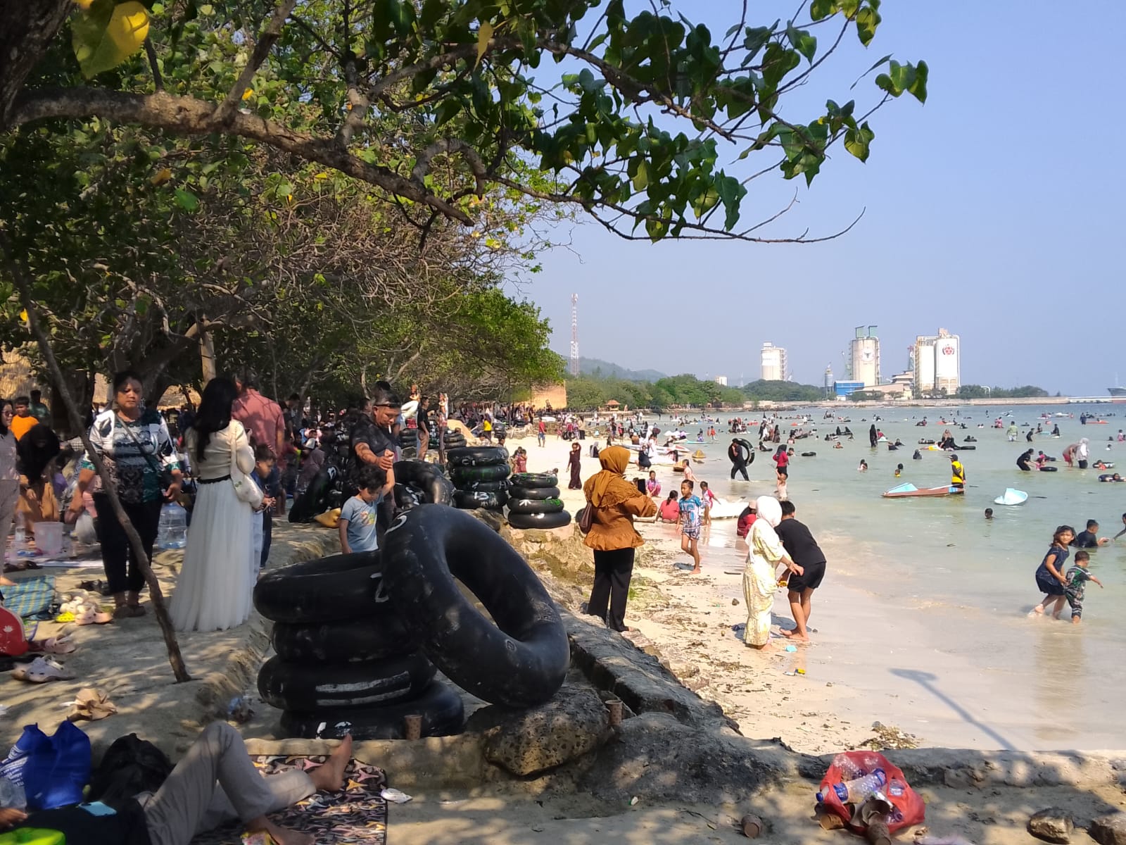 Penghujung Libur Panjang, Wisatawan Serbu Radin Inten Beach 