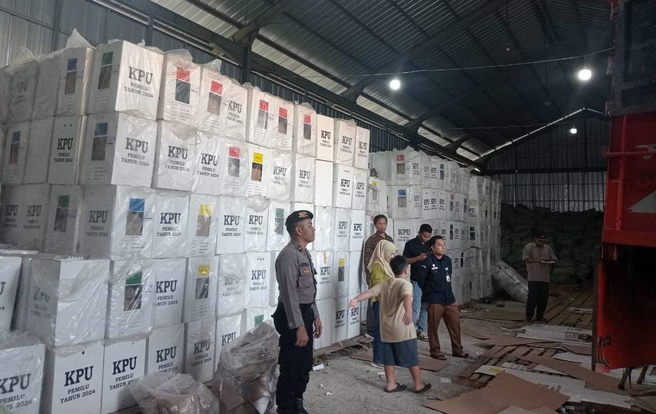 Polresta Bandar Lampung Kawal Ketat Kedatangan Logistik Pilkada 2024 di Gudang KPU