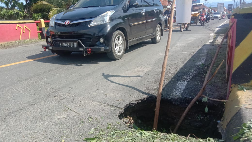 Waspada! Ada Jalan Berlubang di Ruas Jalinbar Pesisir Tengah