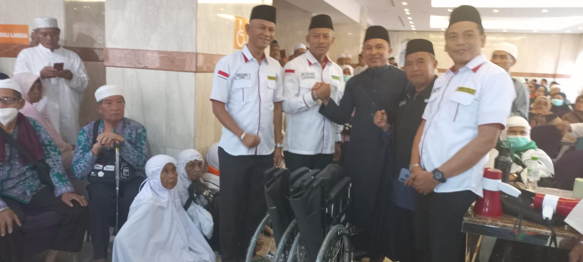 Mantan Bupati Lampung Barat Serahkan Kursi Roda ke Jamaah Haji