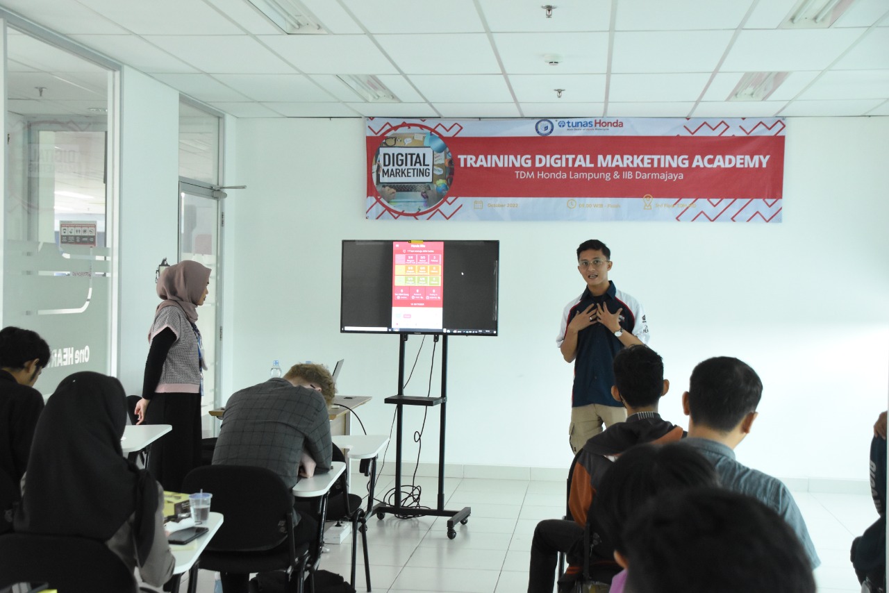 Belasan Mahasiswa IIB Darmajaya Ikuti Training Digital Marketing Academy PT Tunas Dwipa Matra
