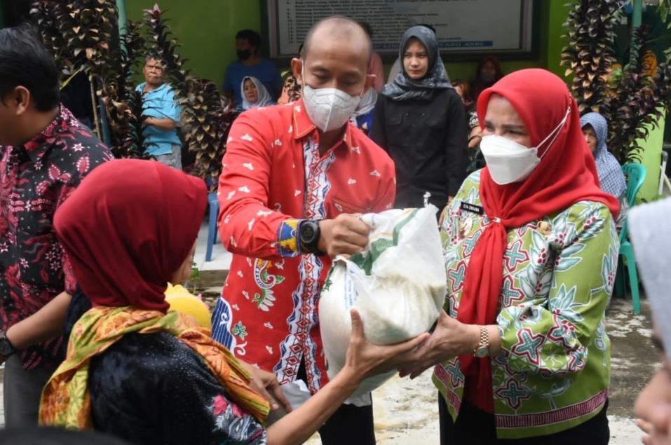 Pemkot Bagikan Beras ke 65 Ribu Warga Bandar Lampung, Ini Harapan Warga 