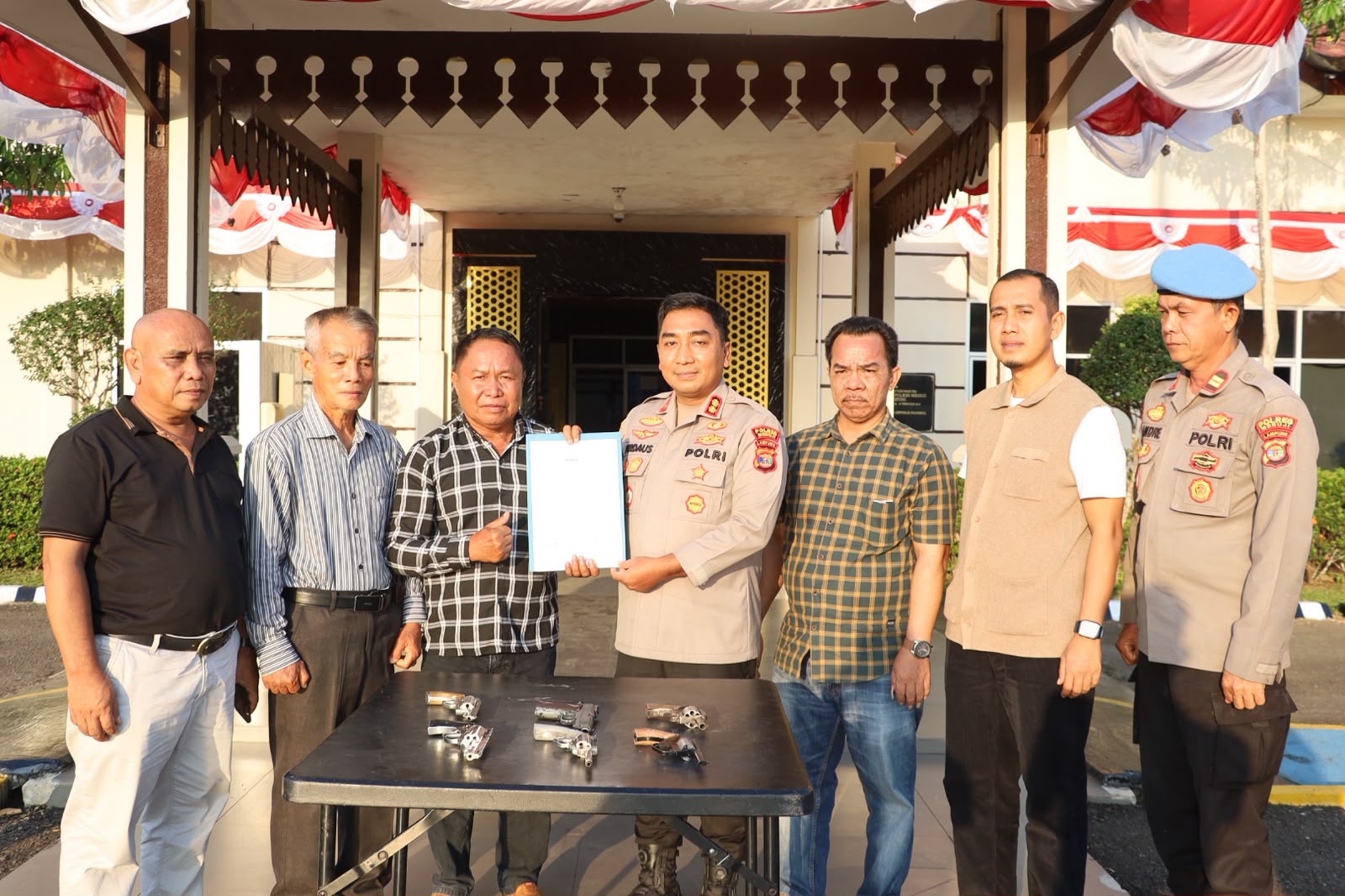 Enam Warga Mesuji Serahkan Senjata Api Rakitan Secara Sukarela ke Polisi