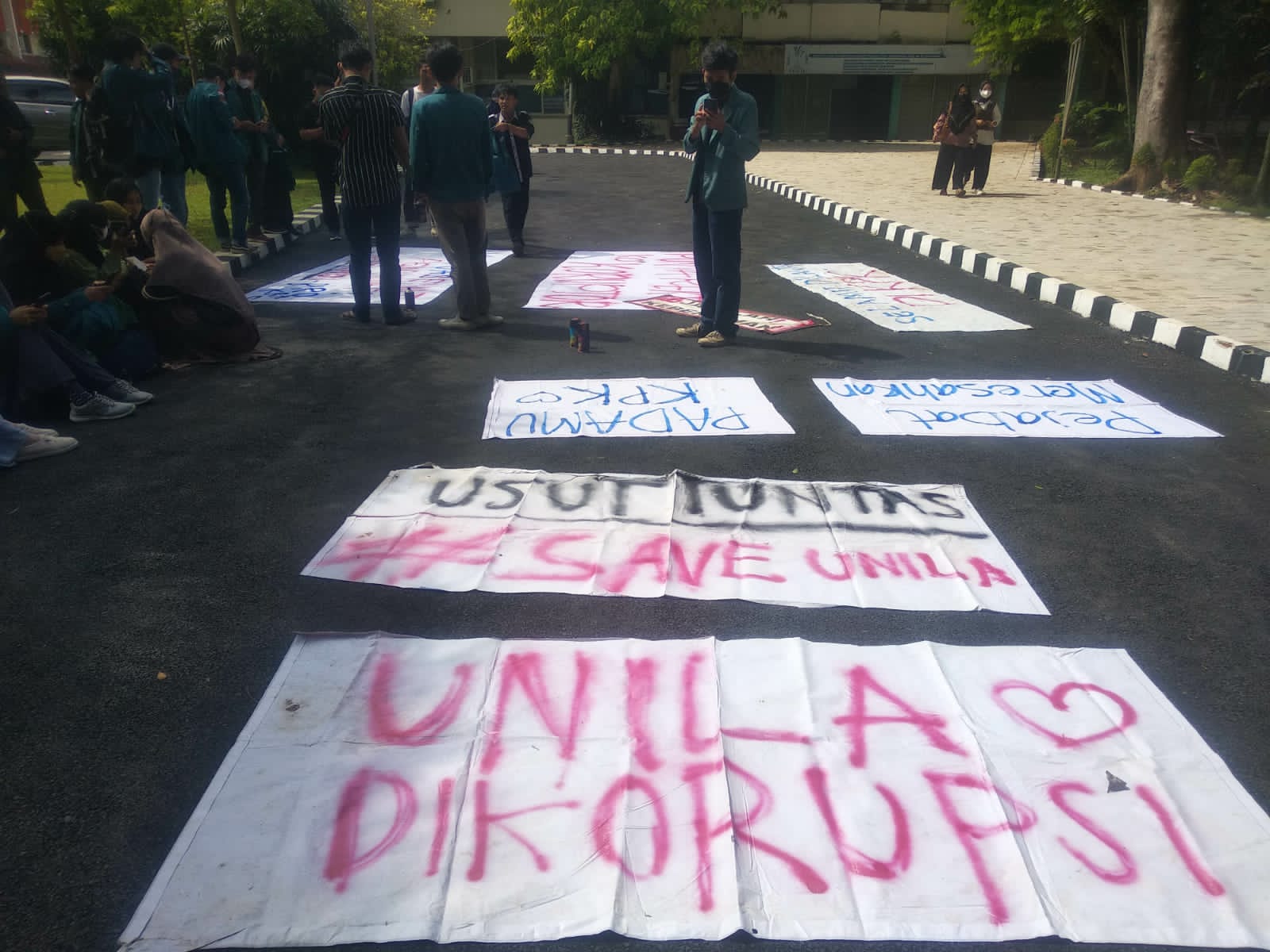 Mahasiswa Demo di Tengah Penggeledahan KPK