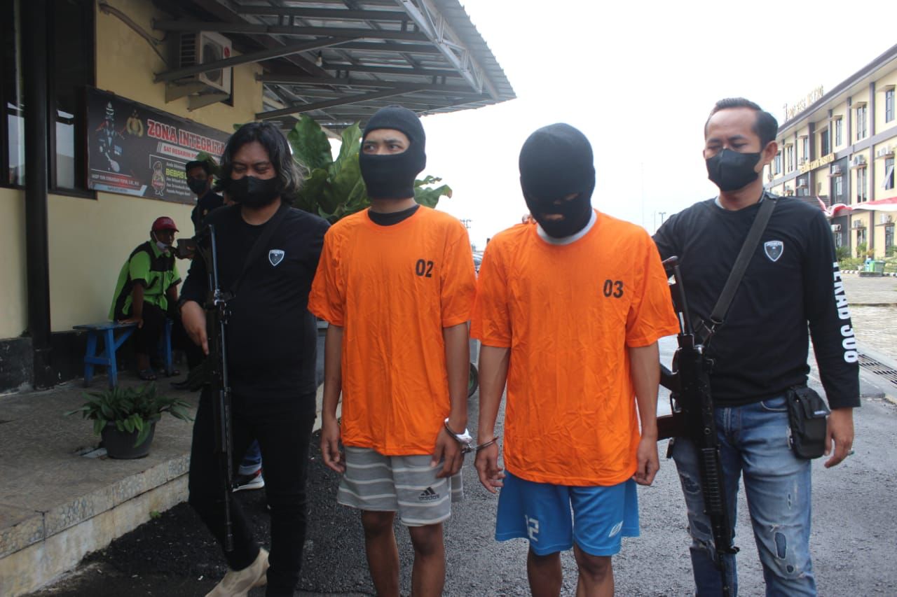 2 Tersangka Pengeroyokan Dan Perusakan Mobil Di Metro Tertangkap ...