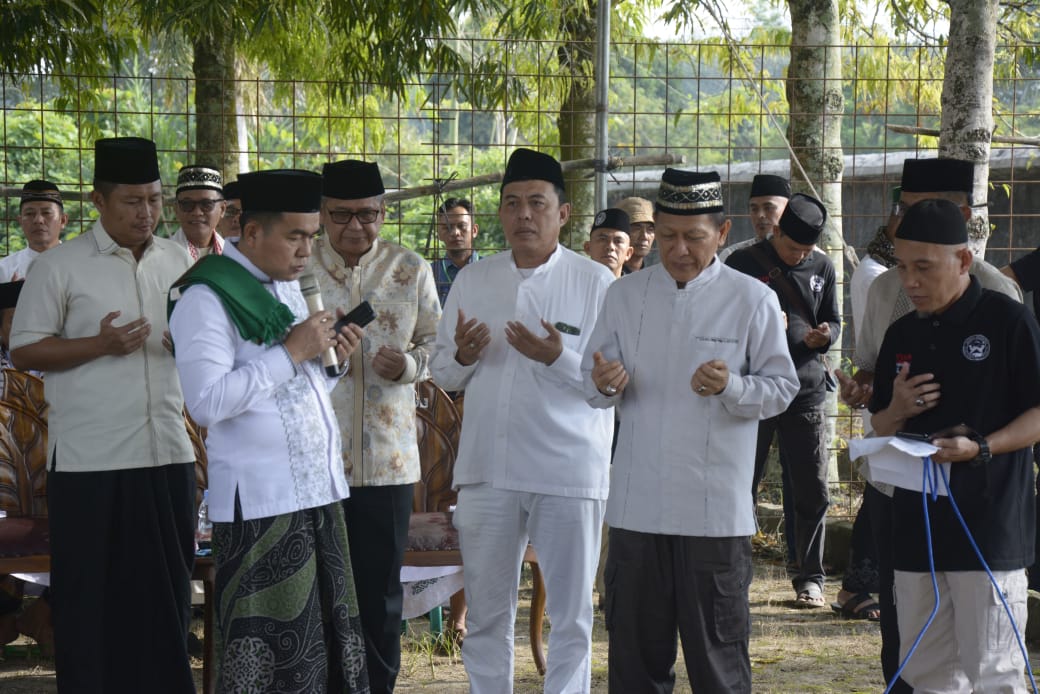 Bupati Tulang Bawang Sholat Idul Adha 2025 Bersama Masyarakat di Islamic Center dan Salurkan 53 Hewan Kurban