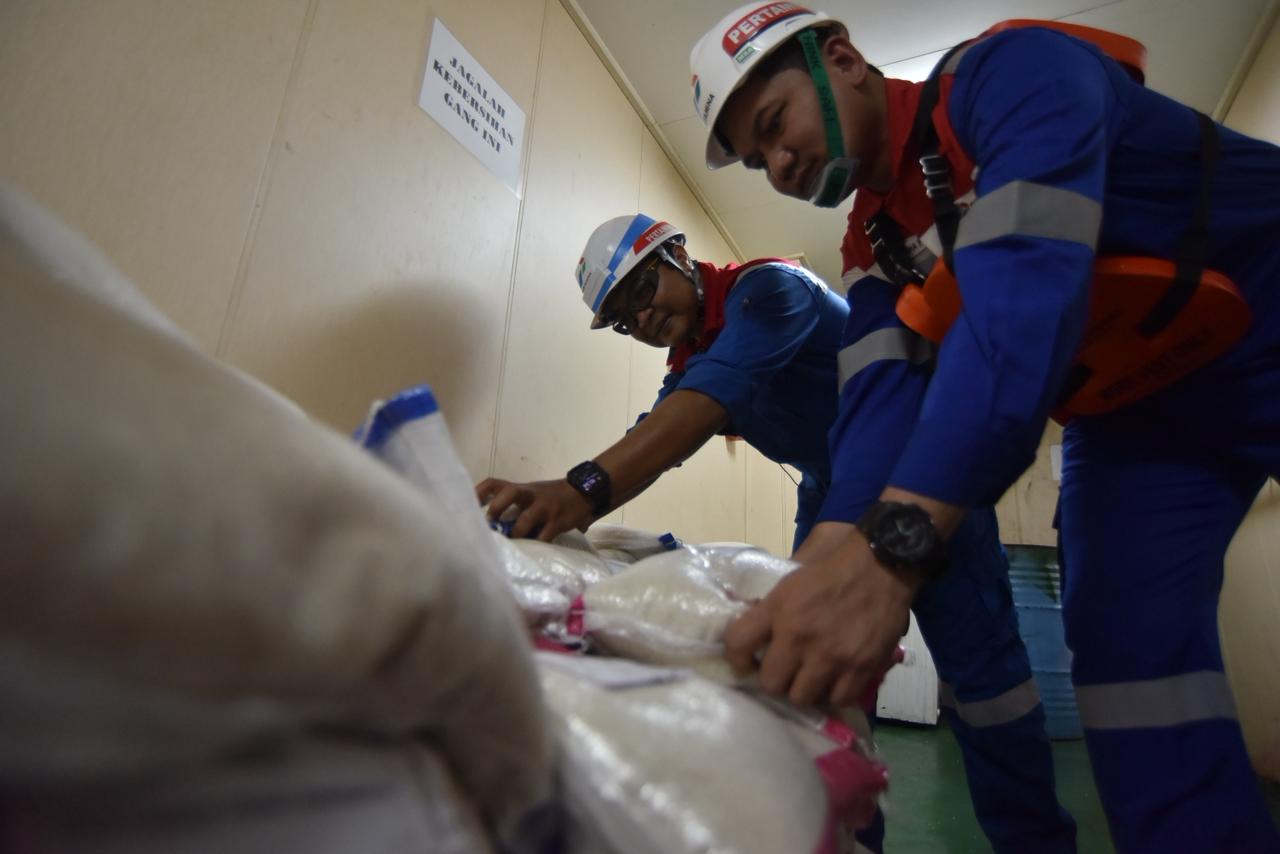 Terjang Cuaca Ekstrem, Kapal Tanker Pertamina Non Stop Salurkan Energi dan Harapan ke Sumatra!