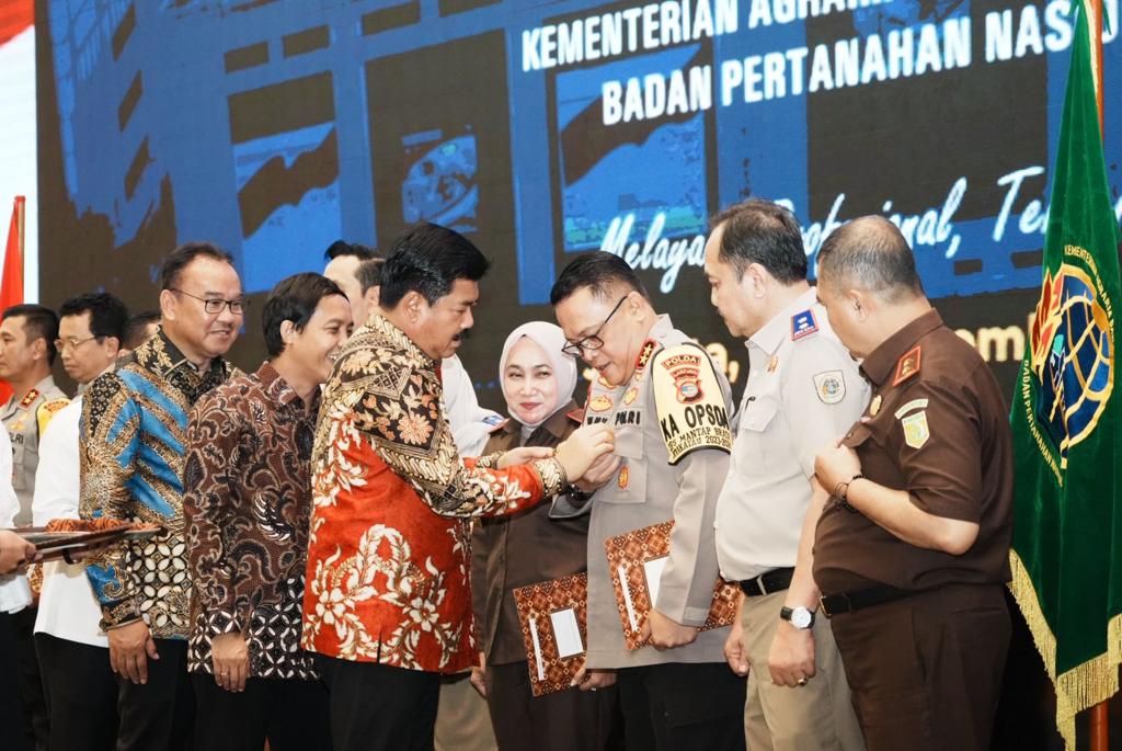 Persoalan Tanah, Kapolda Lampung dapat Pin Emas dari Menteri ATR/BPN