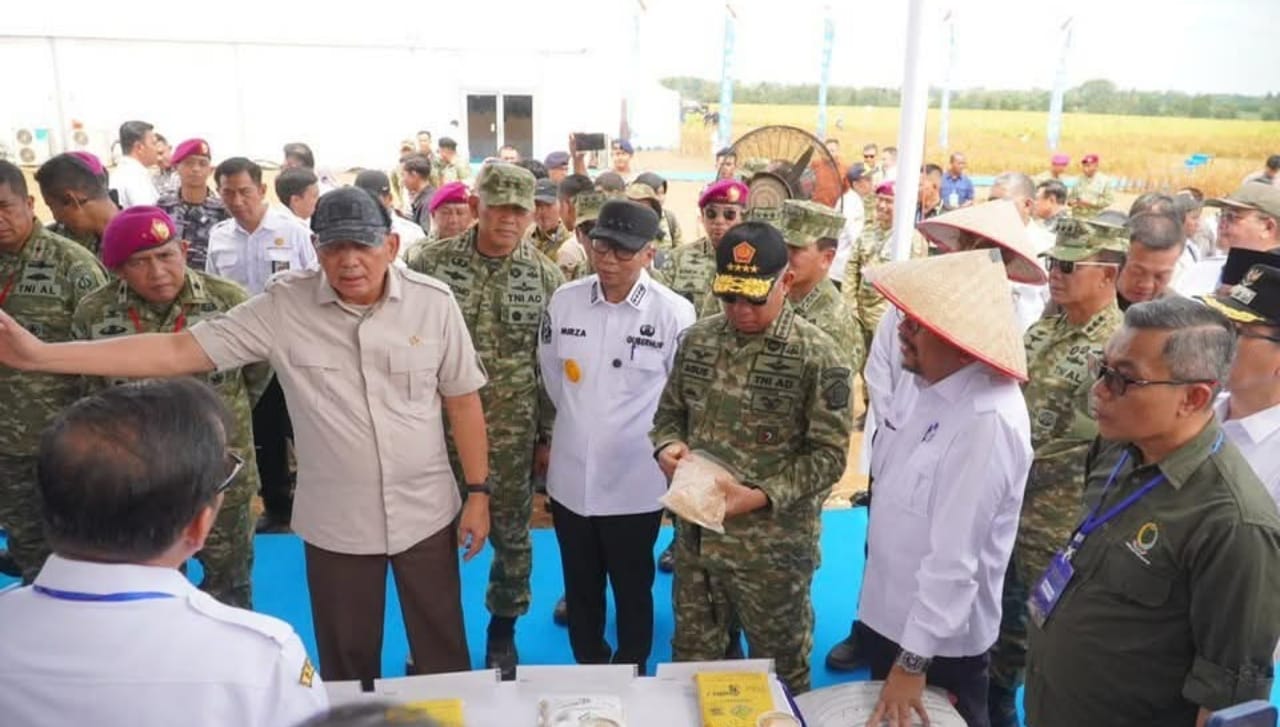 Wakili Presiden Prabowo, Menhan Sjafrie Panen Kedelai di Lampura