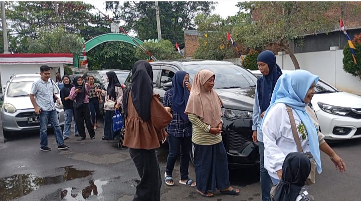 Geruduk Kejari Bandar Lampung, Ratusan Emak-emak Laporkan Penipuan Pinjaman Kredit Fiktif