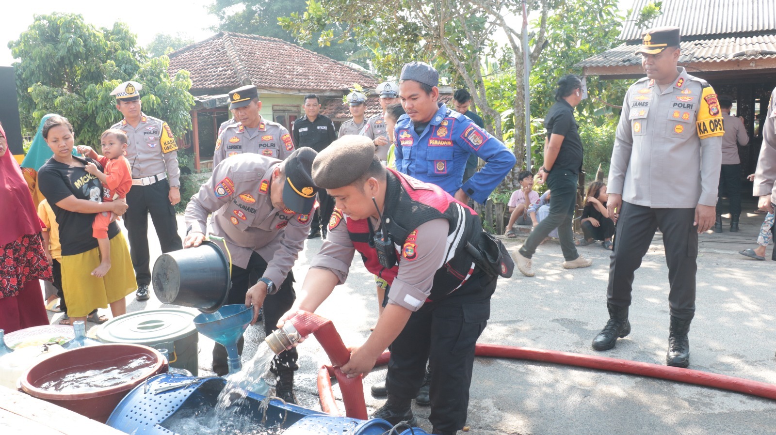 Dampak Musim Kemarau di Tulang Bawang, Polisi Distribusikan Belasan Liter Air Bersih di Dua Lokasi Ini