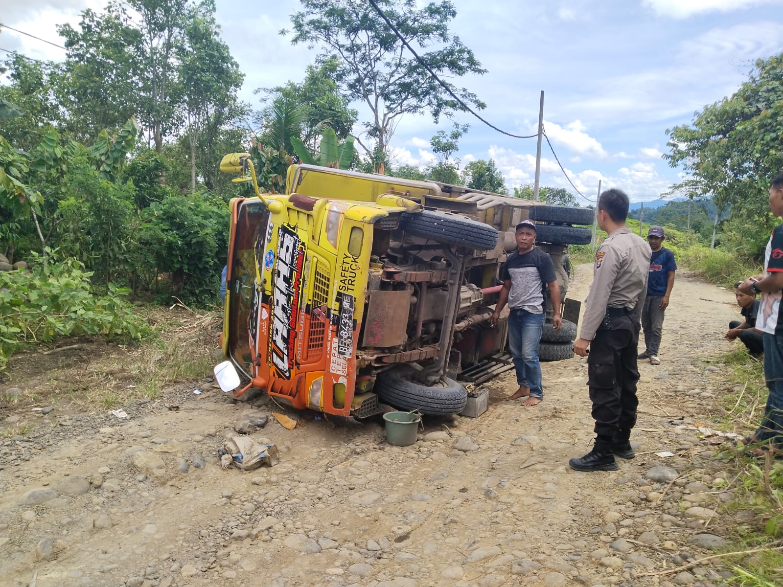 Truk Bermuatan Pisang Terguling di Jalan Lintas Suoh, Begini Kondisi Pengemudi