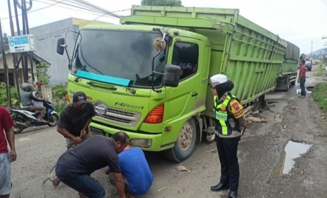 Gorong-gorong Saluran Irigasi Amblas, Truk Fuso Terperosok di Jalinbar Pringsewu