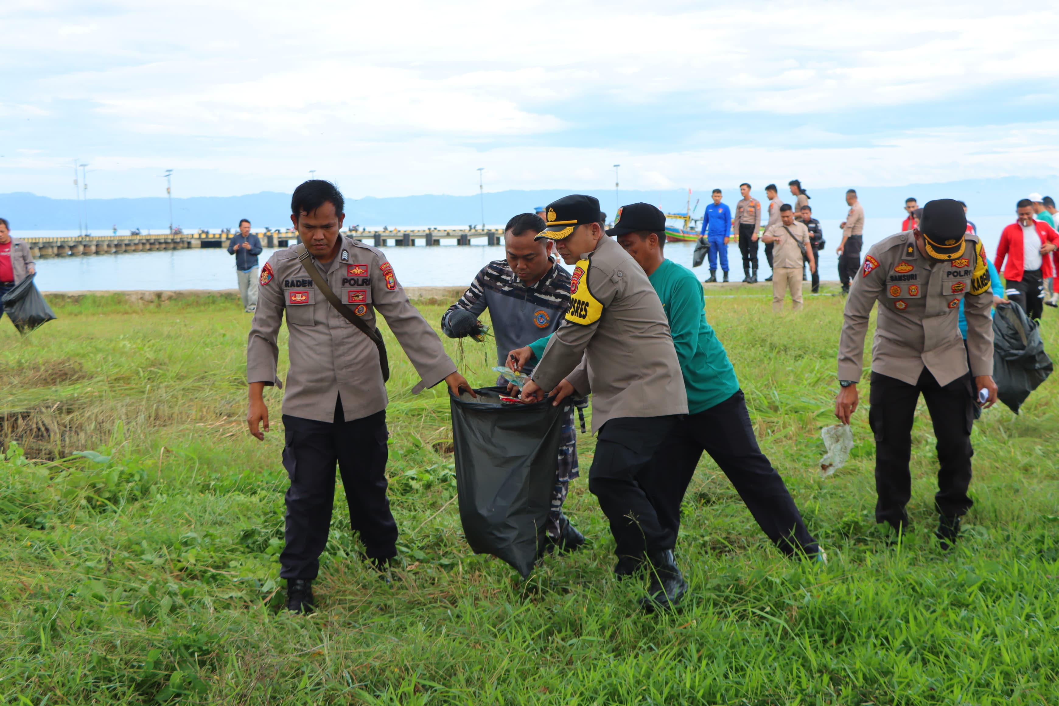 Polres Tanggamus Gelar Bersih Pantai di Dermaga Batu Balai, Sampah Jenis Ini Sasaran Utama 