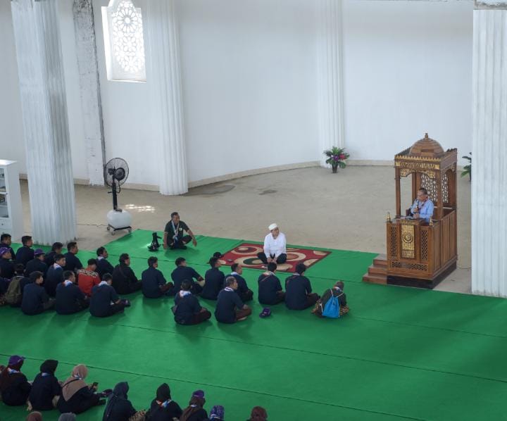 Pembina Pramuka Lampung Kunjungi Masjid Agung Al Hijrah dalam Wisata Religi