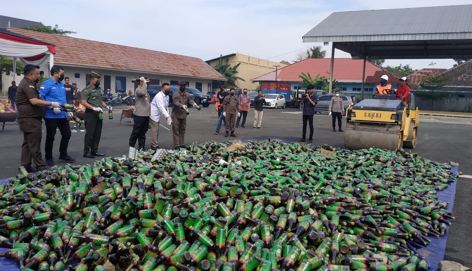 Kejari Bandar Lampung Musnahkan Barang Bukti, Ribuan Botol Jamu Hancur Digilas 