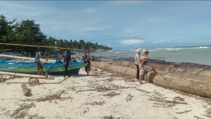Belasan Perahu Nelayan di Pesisir Barat Rusak Dihantam Kayu Gelondongan dari Tongkang Ronmas 69