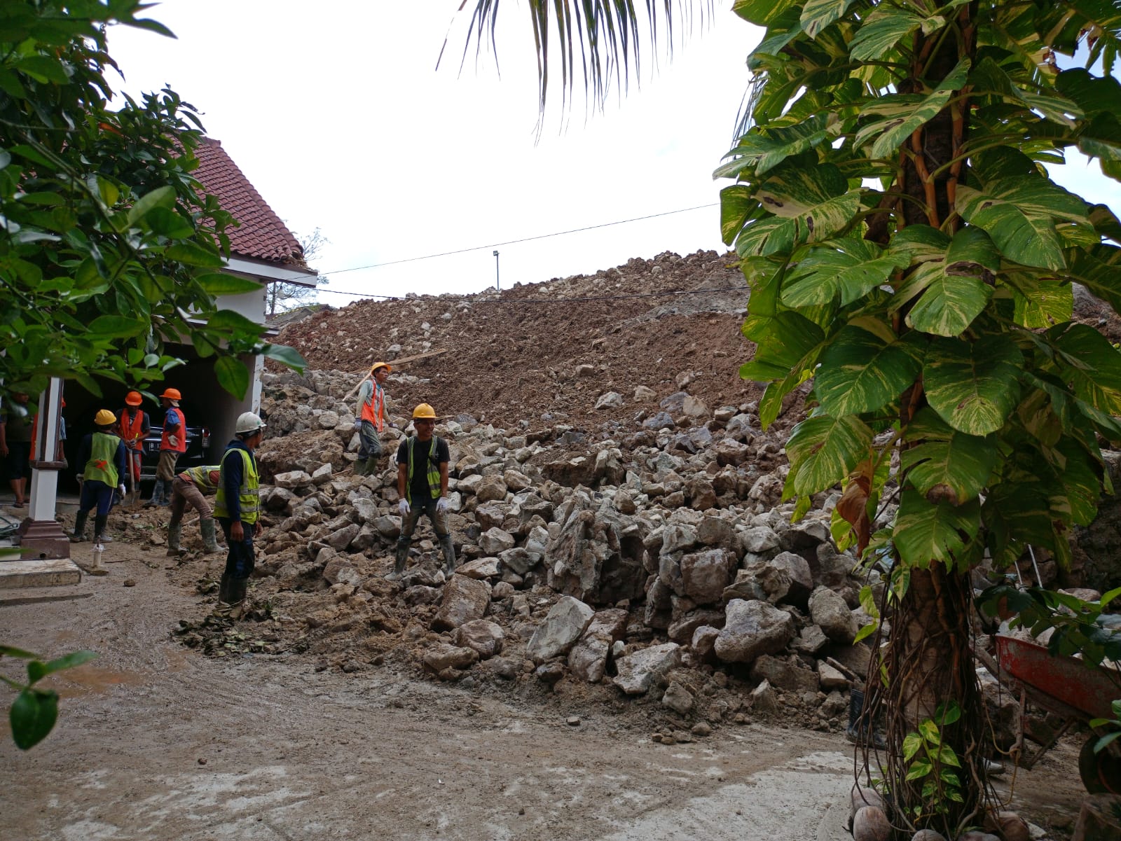 Akhirnya, Pondasi Pembangunan Gedung BPKHTL Yang Timpa Rumah Warga Dibongkar