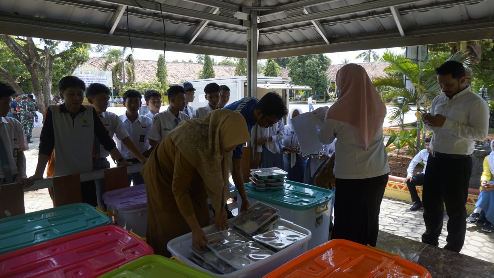 Mulai Terima Makan Siang Gratis, Sekolah di Kalirejo Lampung Tengah Dapat 3.464 Porsi Nasi Ayam Teriyaki