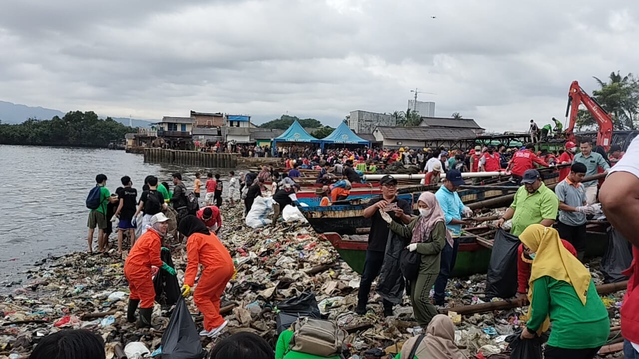 Ribuan Warga Antusias Bersih-bersih Sampah di Pantai Nelayan Payang Sukaraja