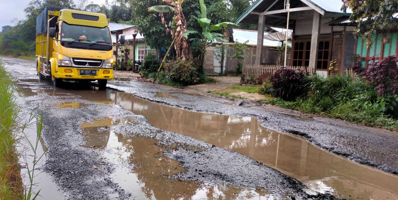 Hati-hati, Jalan Provinsi di Bandarbaru Rusak 