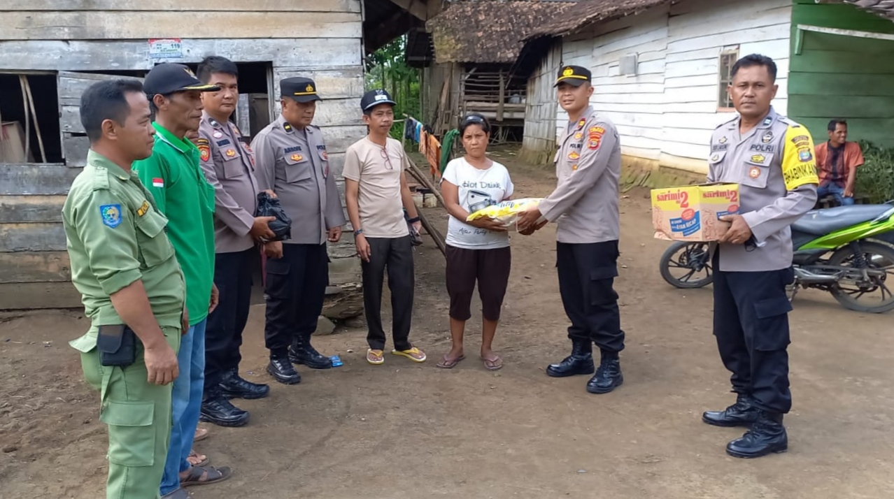 Polisi Bantu Korban Rumah Ambruk di Lampung Utara 