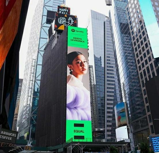 Bangga! Wajah Keisya Levronka Mampang di Times Square New York